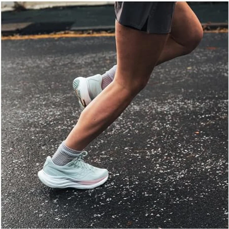 Saucony RIDE 19 Damen Laufschuhe, Mist/Cameo, atmungsaktives Mesh-Obermaterial, PWRRUN+ Dämpfung, spritzwasserfest, stabilisierende Fersenkappe – Bild 2