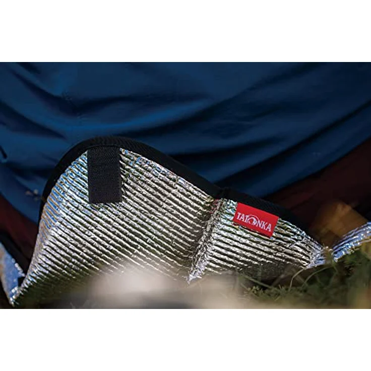 Tatonka Alu-Sitzkissen 35 x 45cm, Faltbare Sitzunterlage mit isolierender Aluminium-Oberfläche für Stadion, Wandern und Trekking, Silber – Bild 4