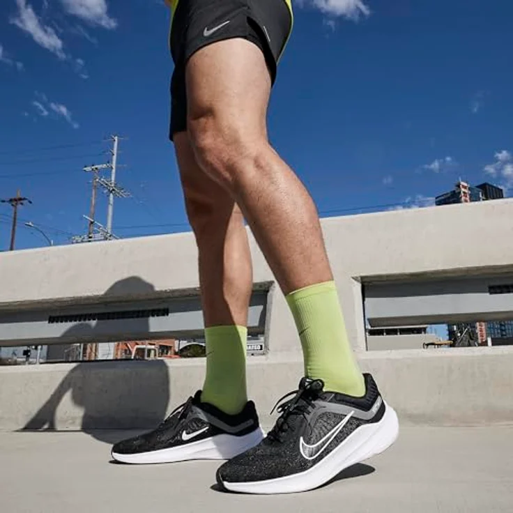 Nike Quest 5, Neutraler Laufschuh mit Dämpfung, Black Smoke Grey/Dark Smoke Grey/White, EU 38.5 – Bild 2