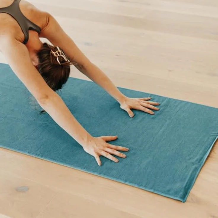 Bodhi GRIP2 Yoga Towel, rutschfestes Mikrofaser-Yoga-Handtuch mit Antirutsch-Noppen, antibakteriell, ideal für Hot Yoga, Jungle Green – Bild 3