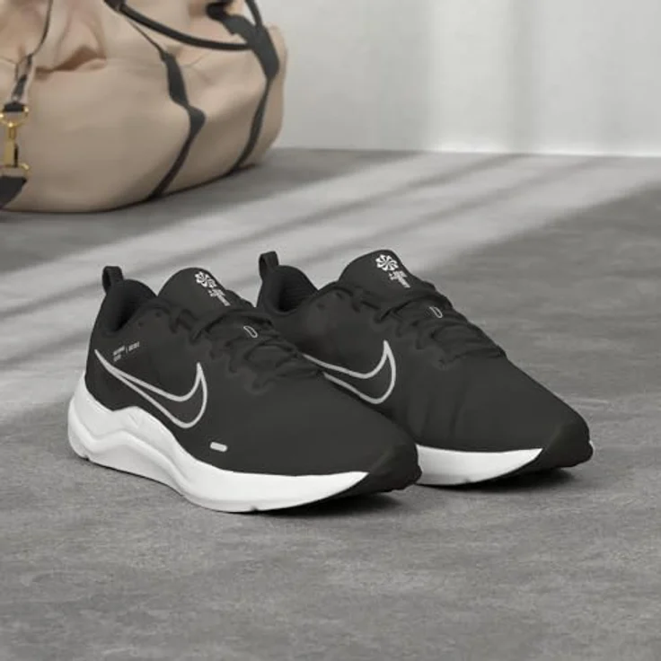 Nike Herren Downshifter 12 Laufschuh, atmungsaktives Mesh-Obermaterial, leichte Außensohle, Schwarz/Weiß-Dk Smoke Grey, 44.5 EU – Bild 4