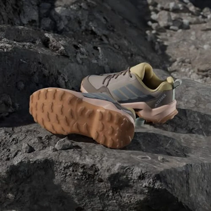 adidas Terrex AX4r, Kinder Laufschuh in braun mit dämpfender Zwischensohle und griffiger Traxion Außensohle, aus recycelten Materialien – Bild 2