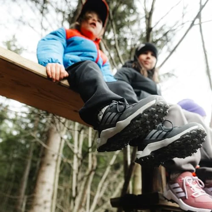 adidas TERREX AX4R, Wanderschuh für Kinder mit dämpfender Zwischensohle und griffiger Traxion Außensohle, aus 20% recycelten Materialien – Bild 2
