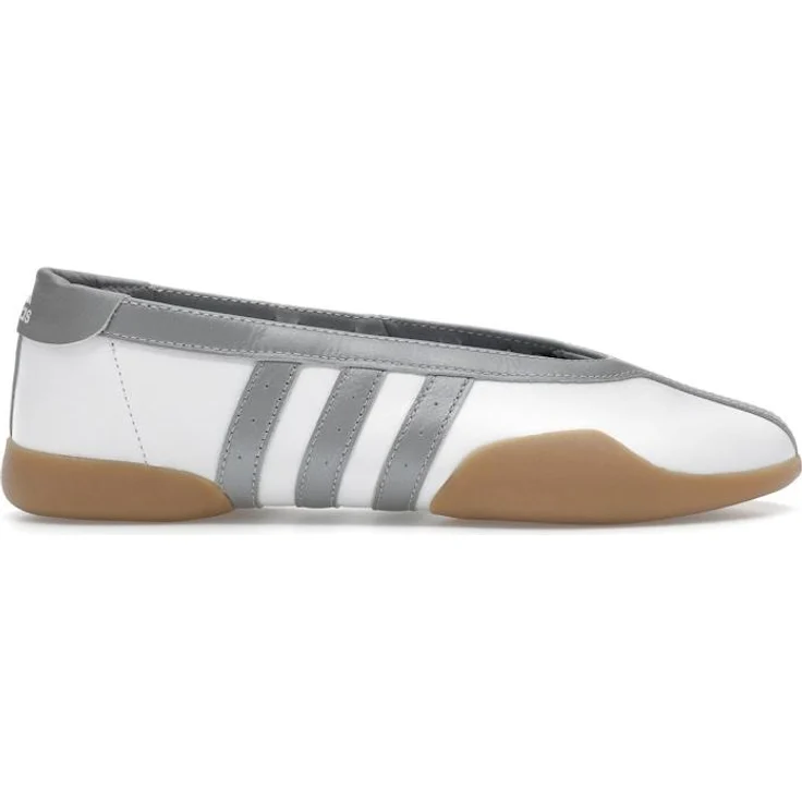 Adidas JQ6438_540, Laufschuhe aus Glattleder und Synthetik, Weiß/Cloud White/Silver Metallic mit rutschhemmender Gummisohle