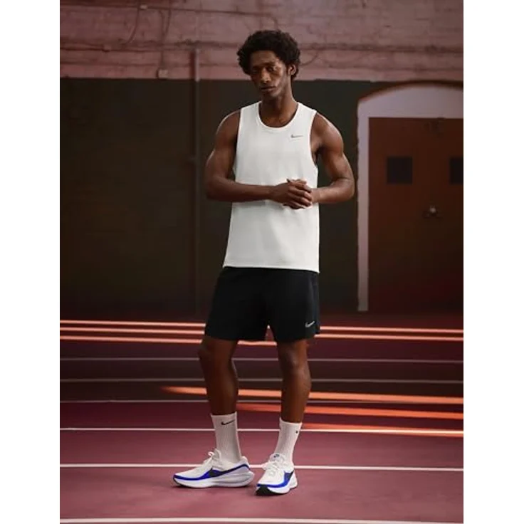 Nike Revolution 8, Laufschuhe für Herren mit atmungsaktivem Mesh-Obermaterial und Dämpfung, grau – Bild 3