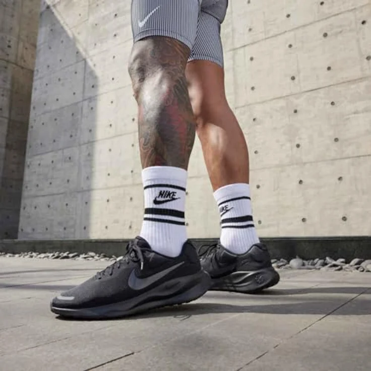 Nike Revolution 7, Laufschuh mit weicher Dämpfung und zusätzlichem Platz im Vorfuß, schwarz – Bild 5