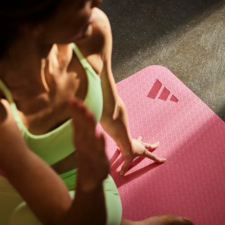 adidas Yogamatte, mitteldichte Trainingsmatte mit 4 mm Dämpfung, aus 50% wiederverwendbaren Materialien, 176 x 61 cm, verbesserte Griffigkeit – Bild 2