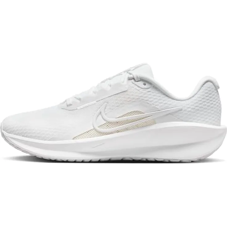 Nike Downshifter 13, Laufschuhe mit atmungsaktivem Obermaterial und nachhaltiger Dämpfung, Weiß