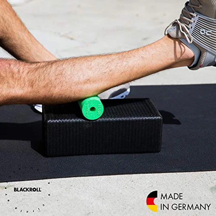 BLACKROLL® MINI Faszienrolle, handliche Massagerolle für Selbstmassage, 15 x 5 cm, mittlere Härte, Schwarz, Made in Germany – Bild 4