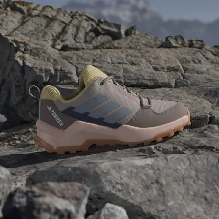 adidas Terrex AX4r, Kinder Laufschuh in braun mit dämpfender Zwischensohle und griffiger Traxion Außensohle, aus recycelten Materialien – Bild 3