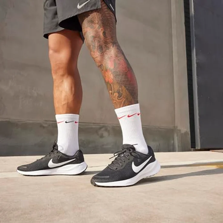 Nike Revolution 7, Laufschuh für Herren mit weicher Dämpfung und zusätzlichem Vorfußraum, schwarz, Größe 47 – Bild 10