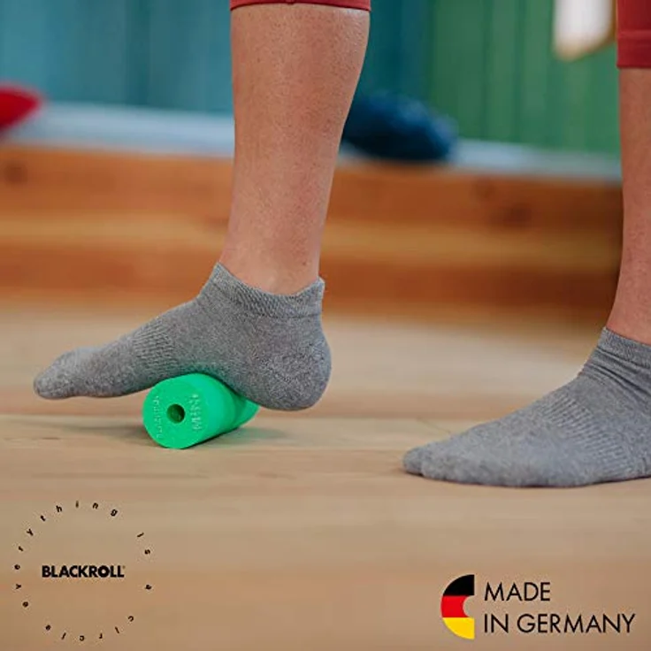 BLACKROLL® MINI Faszienrolle, handliche Massagerolle für Selbstmassage, 15 x 5 cm, mittlere Härte, Schwarz, Made in Germany – Bild 5