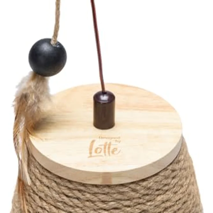 Designed By Lotte Kratzbaum Tumble Mae - Katzenspielzeug aus Holz - inkl. Wipp-Effekt und Kratzfläche, 15x15x18 cm – Bild 4