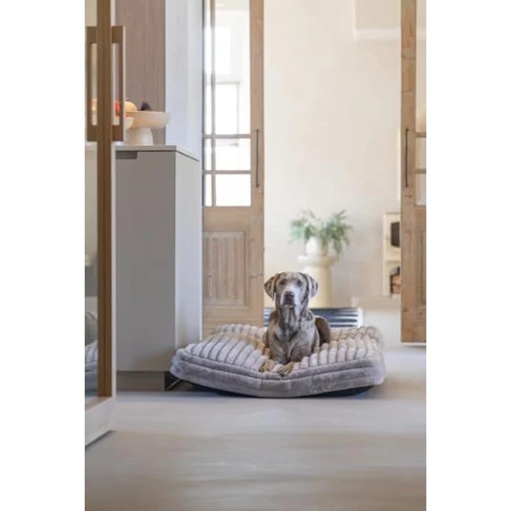 Designed By Lotte Tierkissen Hundekissen Reza beige - Stilvolles Liegekissen für Hunde, recycelter Polyesterfaser, rutschfeste Unterseite – Bild 6