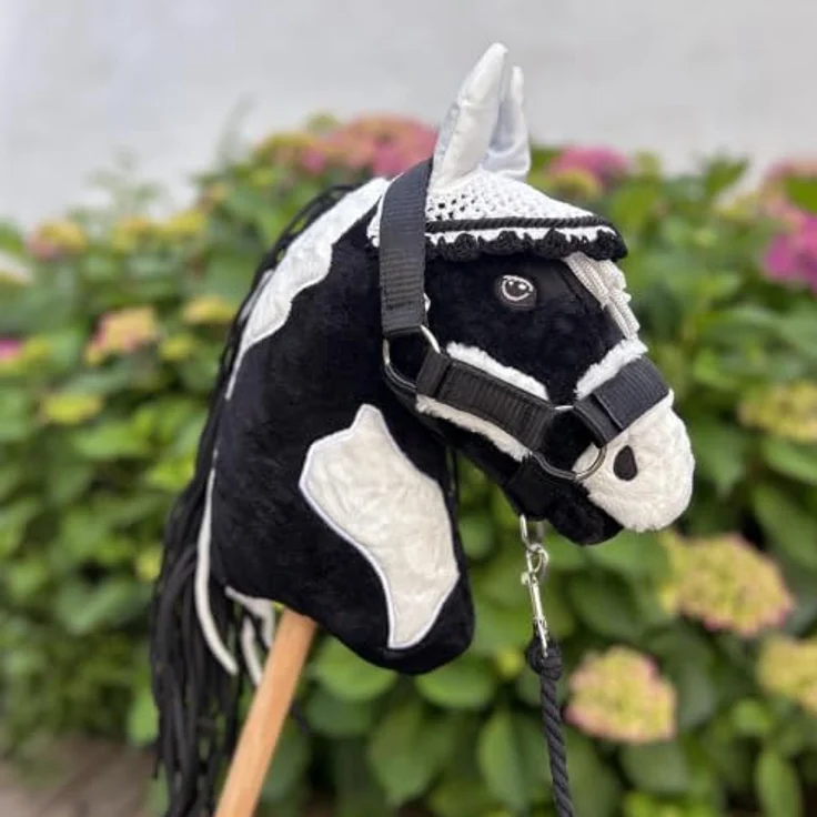 Hobby Horse Land Hobby Horse Zubehör-Set Halfter mit Führstrick und Insektenmütze, Größe A4 und A3, Schwarz und Weiß – Bild 3