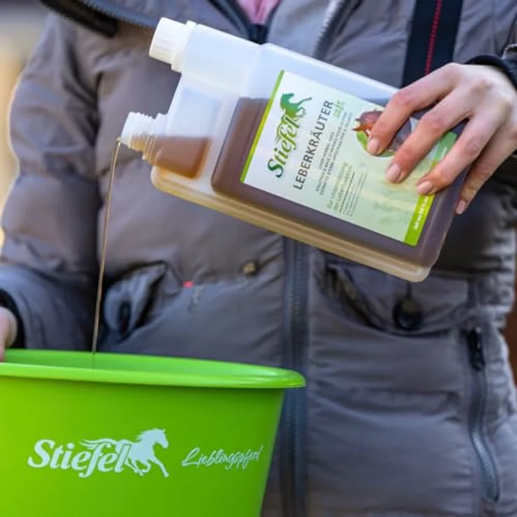 Stiefel Leberkräutersaft Doppelpack, 2 x 1 l, Ergänzungsfuttermittel für Pferde mit naturbelassener Kräutermischung zur Unterstützung der Leberfunktion – Bild 5