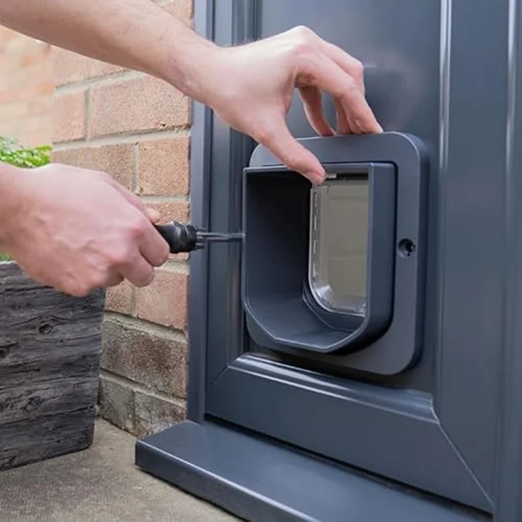 Sure Petcare SureFlap Mikrochip-Katzenklappe, batteriebetrieben, RFID-kompatibel, EIN-Knopf-Steuerung, zur Montage in Türen, Glasscheiben und Wänden, grau/weiß – Bild 4