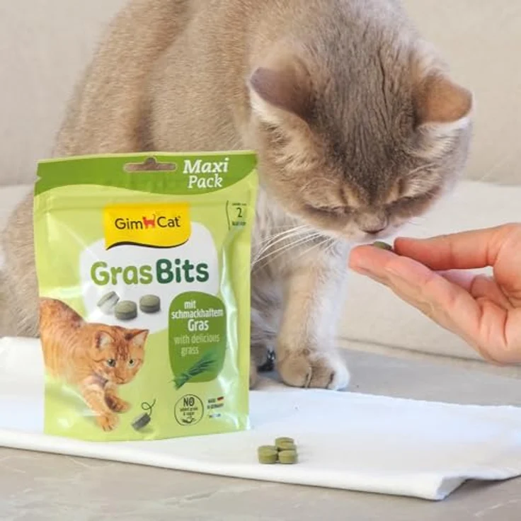 GimCat Gras Bits, Getreidefreier und vitaminreicher Katzensnack mit echtem Gras, 6er Pack (6 x 140 g) – Bild 4