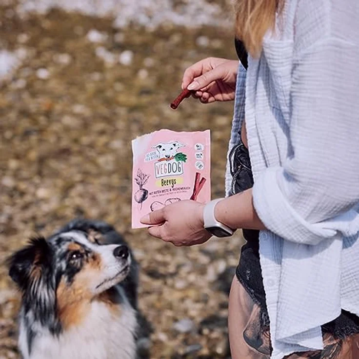 VEGDOG Beevys hypoallergener Snack für Hunde, 100% vegan mit Roter Beete und Reis, 9 x 80 g, glutenfrei und geräuchert mit Buchenholz – Bild 4