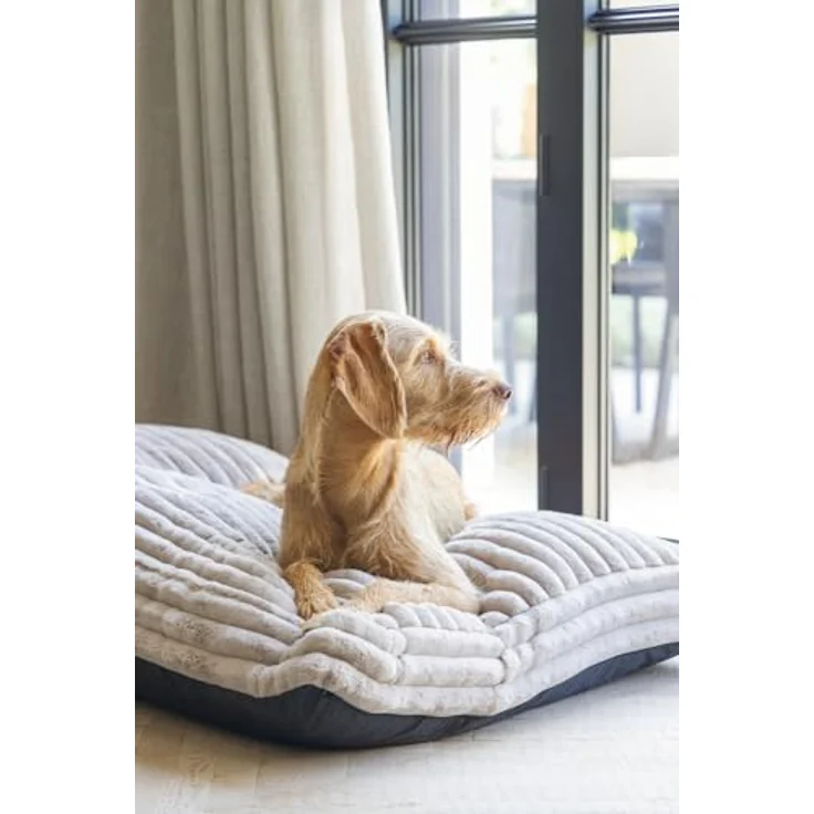 Designed By Lotte Tierkissen Hundekissen Reza beige - Stilvolles Liegekissen für Hunde, recycelter Polyesterfaser, rutschfeste Unterseite – Bild 4