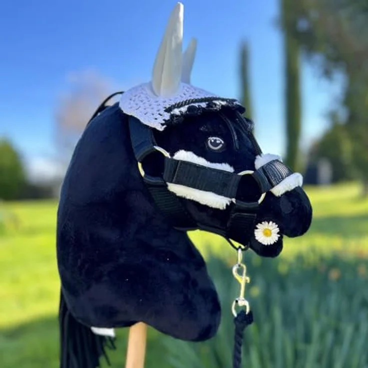 Hobby Horse Land Hobby Horse Zubehör-Set Halfter mit Führstrick und Insektenmütze, Größe A4 und A3, Schwarz und Weiß – Bild 5