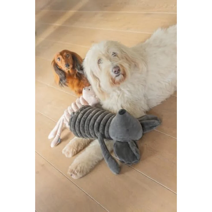 Designed by Lotte Plüsch Reza Maus, 67 cm großes Hundespielzeug mit komfortablem Design – Bild 4