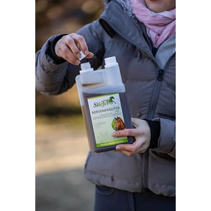 Stiefel Nervenkräutersaft für Pferde, 100% naturbelassene Kräutermischung zur Unterstützung bei Nervosität, 1l mit Dosierflasche – Bild 2