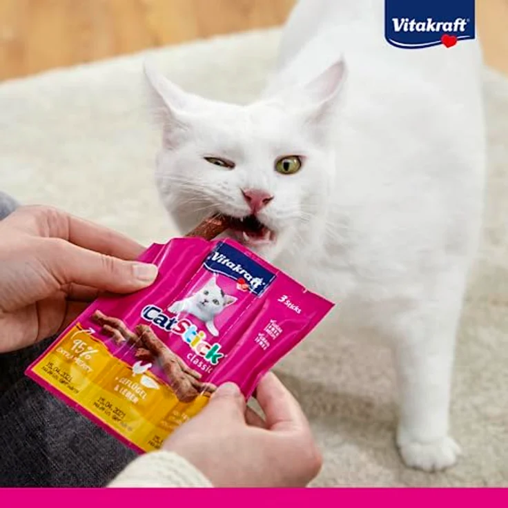 VITAKRAFT Cat-Stick Mini, Katzensnack mit Geflügel und Leber, getreidefrei, 3 Sticks à 6 g im Frischebeutel – Bild 3